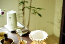 내 몸과 마음을 위한 새로운 습관, ‘대체요법’ 실천법 주목 Various tea ceremony utensils arranged on a wooden table.