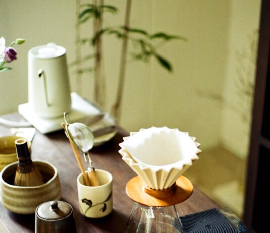 내 몸과 마음을 위한 새로운 습관, ‘대체요법’ 실천법 주목 Various tea ceremony utensils arranged on a wooden table.