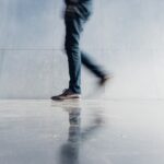 걷기 운동, 일상에서 실천하는 현대인의 건강 지키기 person wearing blue denim jeans beside gray wall