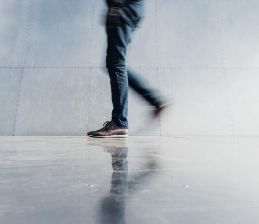 걷기 운동, 일상에서 실천하는 현대인의 건강 지키기 person wearing blue denim jeans beside gray wall