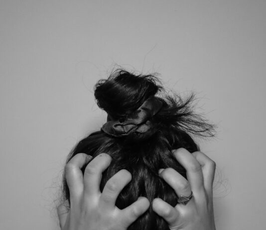 스트레스, 스마트하게 관리하는 법…일상 속 실천이 해답 a woman covering her face with her hands