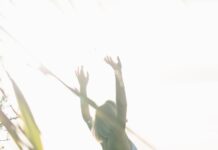 웰니스 문화, 일상 속 건강 찾는 새로운 습관으로 자리 잡아 woman standing near body of water