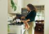 집에서 쉽게 실천하는 마인드풀니스, 스트레스 해소에 효과적 Woman cooking on a stovetop in a kitchen