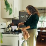 집에서 쉽게 실천하는 마인드풀니스, 스트레스 해소에 효과적 Woman cooking on a stovetop in a kitchen