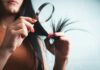 건강한 헤어 관리법, 일상 속에서 실천하는 트렌드 따라잡기 Woman examining split ends of hair with magnifying glass