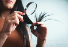건강한 헤어 관리법, 일상 속에서 실천하는 트렌드 따라잡기 Woman examining split ends of hair with magnifying glass