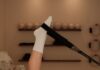 집과 일상 속으로 들어온 필라테스, 건강 트렌드의 새로운 중심 Woman does pilates exercise on a reformer machine.