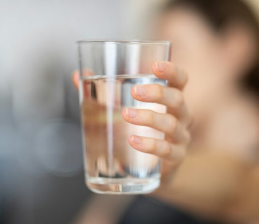 마시는 습관이 건강을 좌우한다…수분 섭취 트렌드와 실천법 person holding clear drinking glass