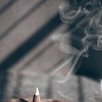 생활 속 대체요법, 건강한 일상 습관으로 자리 잡는다 white smoke on brown wooden table