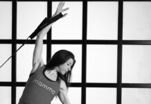 집에서도 즐기는 ‘마이크로 모먼트 운동’…짧은 움직임이 건강 키운다 woman in white tank top and black leggings doing yoga