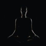 앉아 있는 시간이 많아진 직장인, 일상 속 ‘건강 루틴’이 해답 person doing meditation pose